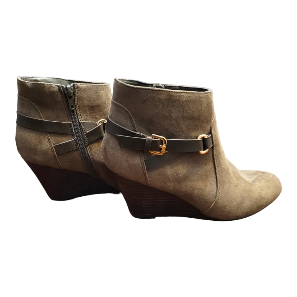 Report Galiana Wedge Booties NWOT Faux Suede Olive Green Wedge Boots Size 7.5